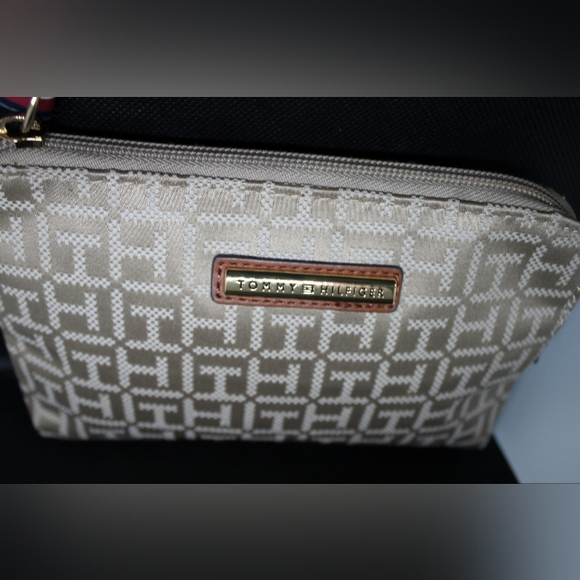 NWOT Tommy Hilfiger Wristlet - Picture 6 of 16